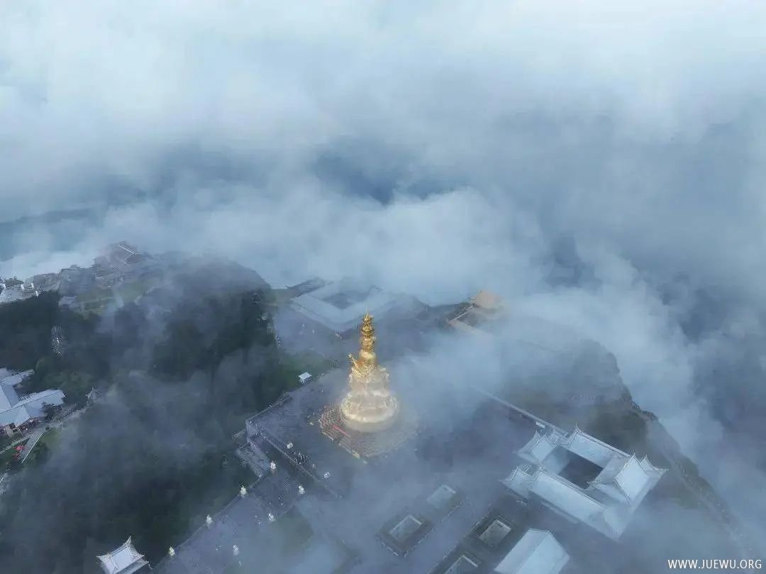 高考俯瞰峨眉山金顶普贤菩萨