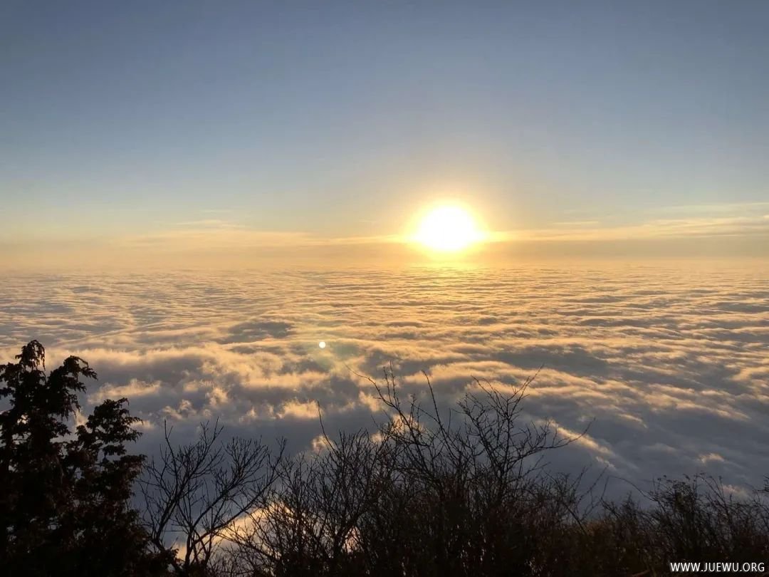 金顶清晨太阳出来 云层上的金顶